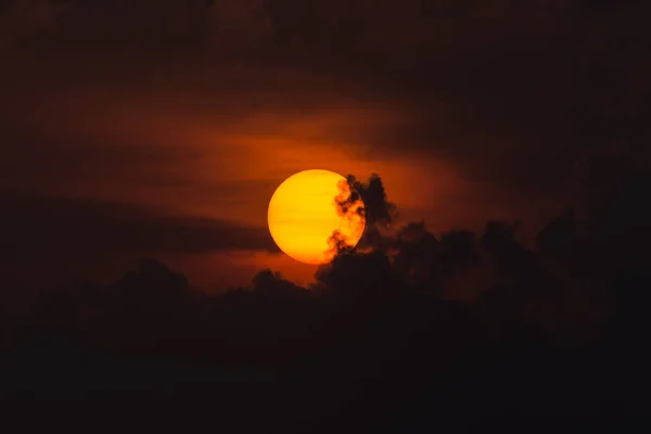 Φωτεινό ηλιοβασίλεμα κατά το μαύρο ουρανό και ήλιο — Φωτογραφία Αρχείου