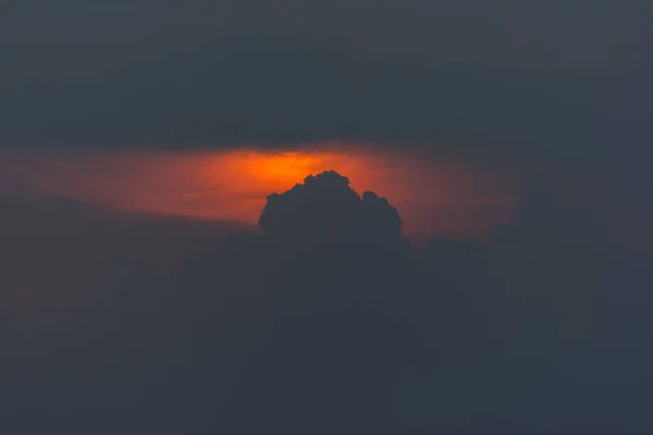 Hermoso cielo negro en la puesta de sol soleado — Foto de Stock