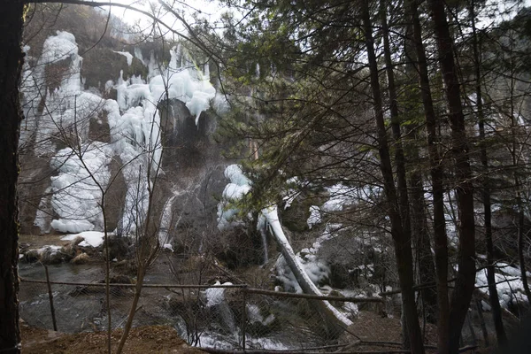 Cascata d'acqua fredda su una roccia — Foto Stock