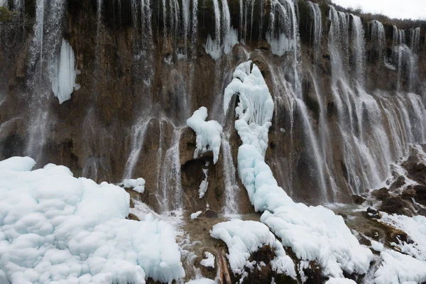 Cascata Nella Foresta Acqua Ghiacciata Scorre Sopra Rocce Roccia Ricoperta — Foto Stock