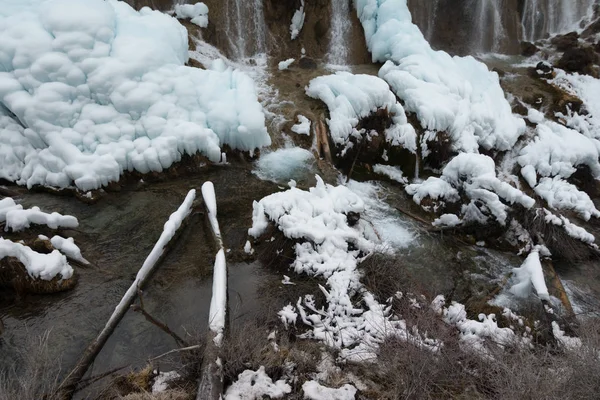 Cascata d'acqua fredda su una roccia — Foto Stock