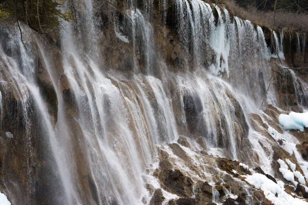 Il flusso di acqua dalle rocce — Foto Stock