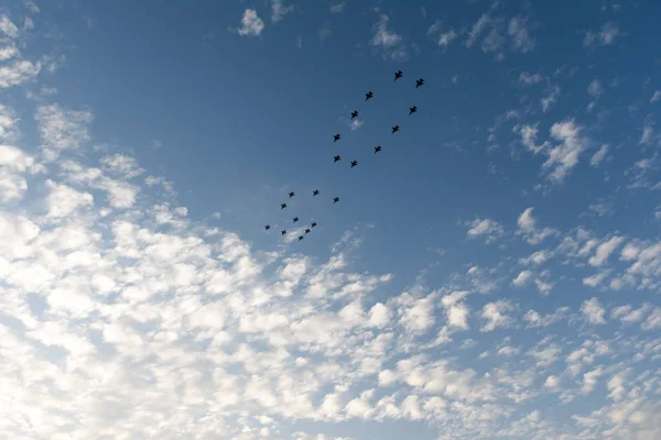 Singapur Ellinci yıldönümü için bayrak ile gökyüzü helikopter anında — Stok fotoğraf