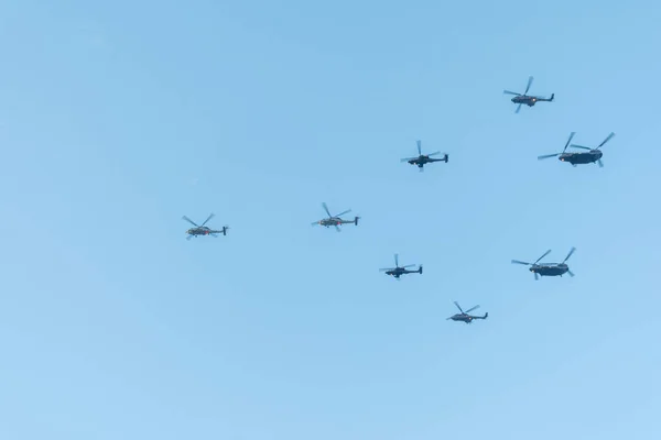 Helicóptero voa no céu com bandeira para o Quinquagésimo aniversário de Singapura — Fotografia de Stock