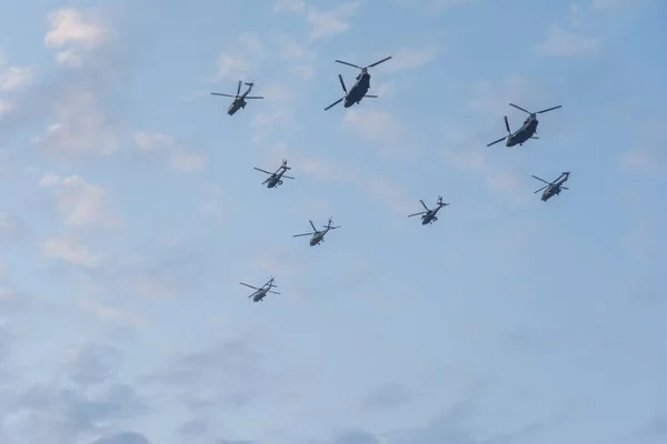 Helicóptero voa no céu com bandeira para o Quinquagésimo aniversário de Singapura — Fotografia de Stock