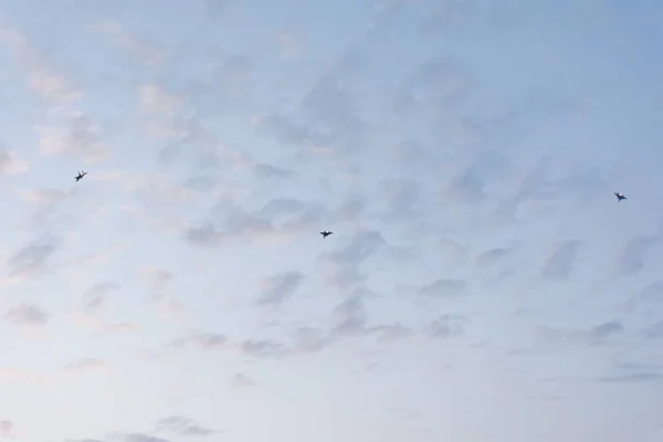 Вертолет взлетает в небо с флагом к 50-летию Сингапура — стоковое фото