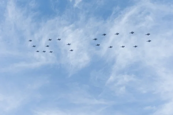 Aviões Jet Fighter voam no céu para o quinquagésimo aniversário de Singapura — Fotografia de Stock