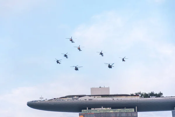 Вертолет летит в небо к 50-летию Сингапура — стоковое фото