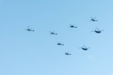 Singapur Ellinci yıldönümü için bayrak ile gökyüzü helikopter anında