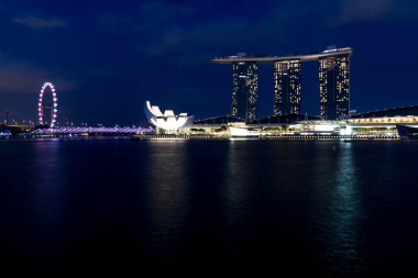 Merkezi iş bölgesi uzun boylu gökdelenler gösterilen Singapur'da akşam sahne. 