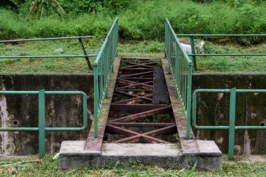 Küçük bir eski çelik köprü.