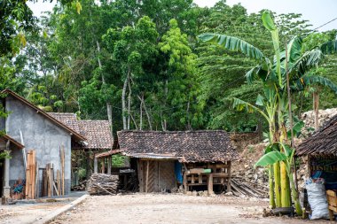 Sokağın avludan görünümünü. Konut avluya banklar ve kurulları ile görünümünü. Gölgelik banklar, Yogyakarta üzerinde