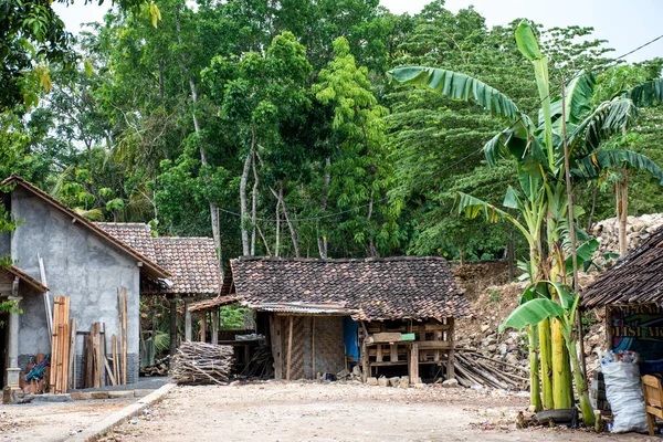 Sokağın avludan görünümünü. Konut avluya banklar ve kurulları ile görünümünü. Gölgelik banklar, Yogyakarta üzerinde