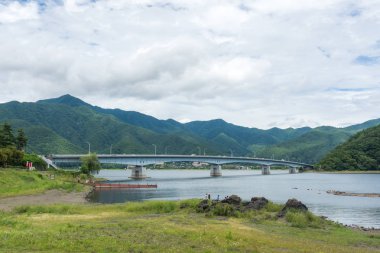 Japonya gölde yukarıda orman dağlarındaki güzellik. İskele sahilde
