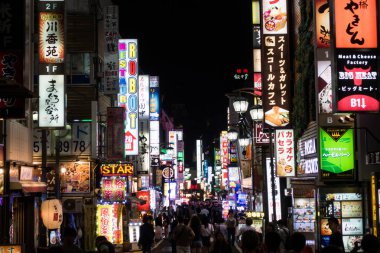 Tokyo sokaklarında geceleri. 