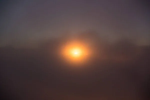 Πορτοκαλί ηλιοβασίλεμα στον ομιχλώδη ουρανό — Φωτογραφία Αρχείου