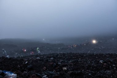 Fuji Dağı'nın siste yamanaka göl kenarında tırmanma üzerinden görüntülemek