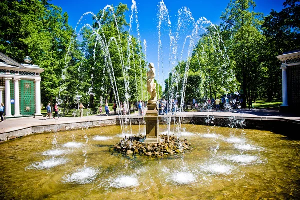 Vista Panorâmica Fonte Parque Contra Céu Azul — Fotografia de Stock