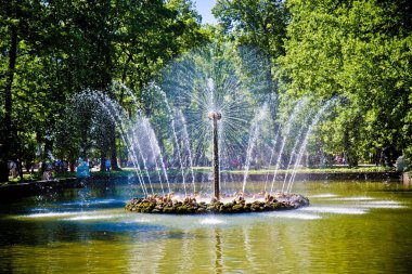 Parkta gökyüzüne karşı birkaç boynuzu olan eski çeşme.