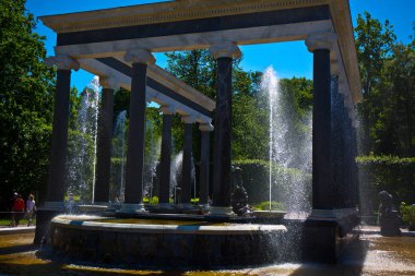 Parkta gökyüzüne karşı birkaç boynuzu olan eski çeşme.