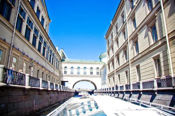 Altes Backsteingebäude Fluss Gegen Den Blauen Himmel — Stockfoto