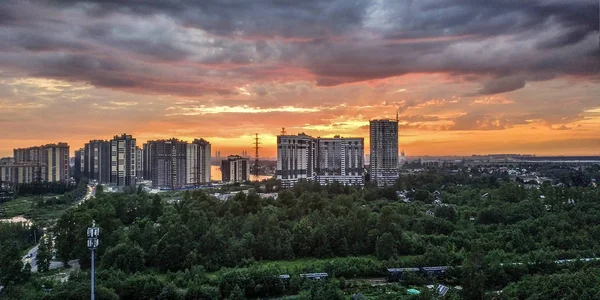 Frühes Morgengrauen Über Den Wolkenkratzern Stadtrand Ufer Des Flusses — Stockfoto