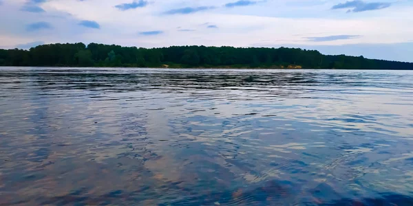 蓝天下清澈的森林湖泊 — 图库照片