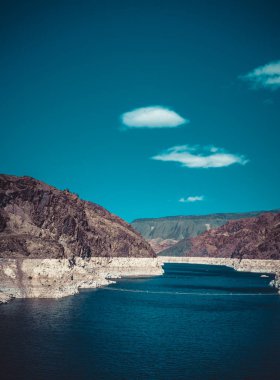 Hoover Barajı Amerika dağlarında mavi gökyüzüne ve kayalara karşı