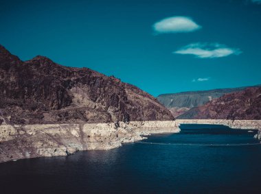 Hoover Barajı Amerika dağlarında mavi gökyüzüne ve kayalara karşı