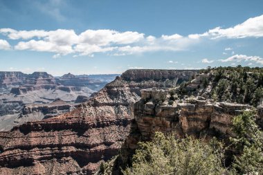 Amerika 'da mavi gökyüzünün altında bitki örtüsüyle kaplanmış kırmızı dağ sırası