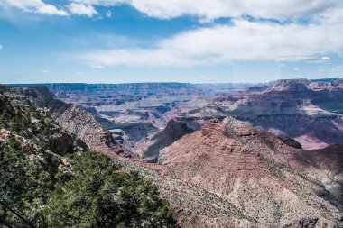 Amerika 'da mavi gökyüzünün altında bitki örtüsüyle kaplanmış kırmızı dağ sırası