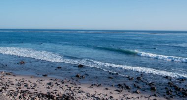 Amerika 'da kumlu okyanus gezintisi mavi gökyüzüne karşı