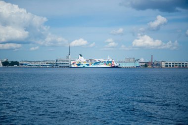 Şehir limanında nehir kıyısındaki uzun mesafeli gemi.