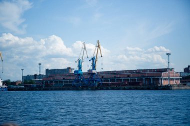 Gemileri boşaltmak için sanayi vinçleri limanda