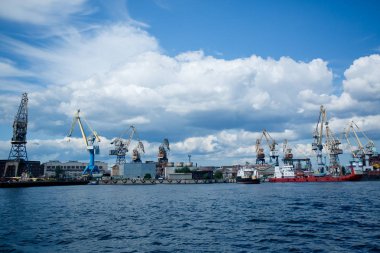 Gemileri boşaltmak için sanayi vinçleri limanda