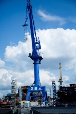 Gemileri boşaltmak için sanayi vinçleri limanda