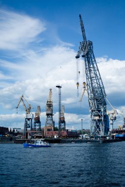 Gemileri boşaltmak için sanayi vinçleri limanda