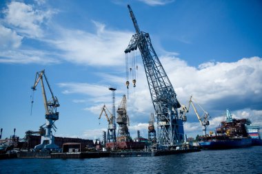 Gemileri boşaltmak için sanayi vinçleri limanda