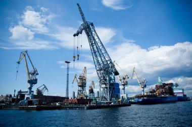 Gemileri boşaltmak için sanayi vinçleri limanda