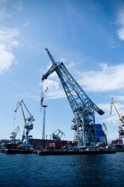 Gemileri boşaltmak için sanayi vinçleri limanda