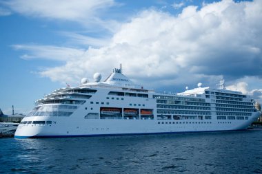 Şehir limanında nehir kıyısındaki uzun mesafeli gemi.