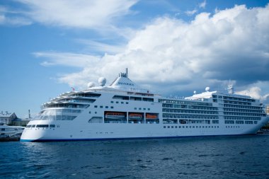 Şehir limanında nehir kıyısındaki uzun mesafeli gemi.