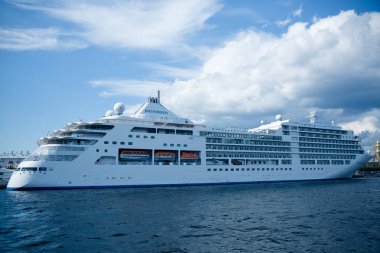 Şehir limanında nehir kıyısındaki uzun mesafeli gemi.