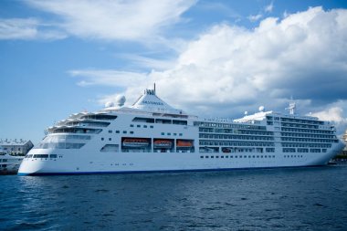 Şehir limanında nehir kıyısındaki uzun mesafeli gemi.