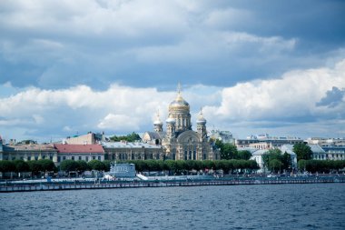 Nehir kıyısındaki konutlar