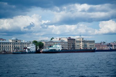 Nehir kıyısındaki konutlar