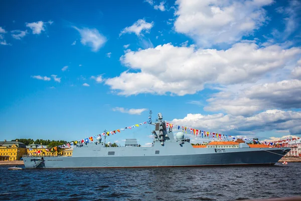 Buque Guerra Gris Decorado Con Cintas Festivas Puerto Ciudad Sobre — Foto de Stock