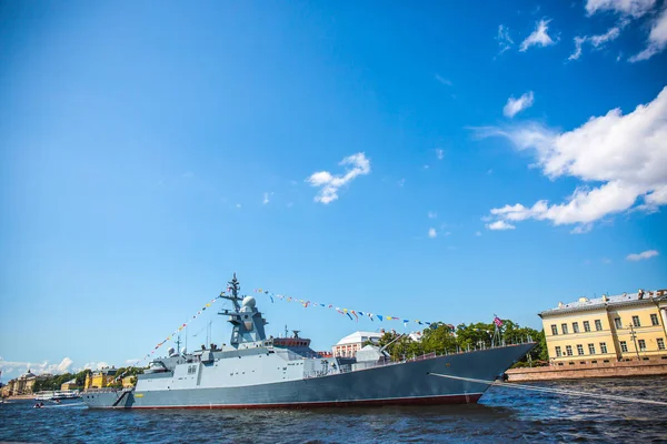 Buque Guerra Gris Decorado Con Cintas Festivas Puerto Ciudad Sobre — Foto de Stock