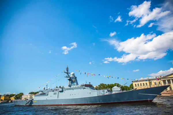 Buque Guerra Gris Decorado Con Cintas Festivas Puerto Ciudad Sobre — Foto de Stock