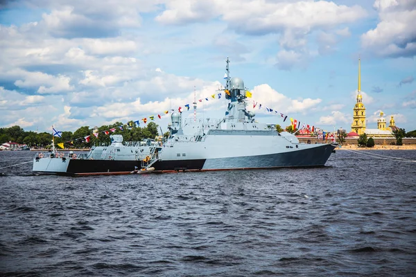 Buque Guerra Gris Decorado Con Cintas Festivas Puerto Ciudad Sobre — Foto de Stock